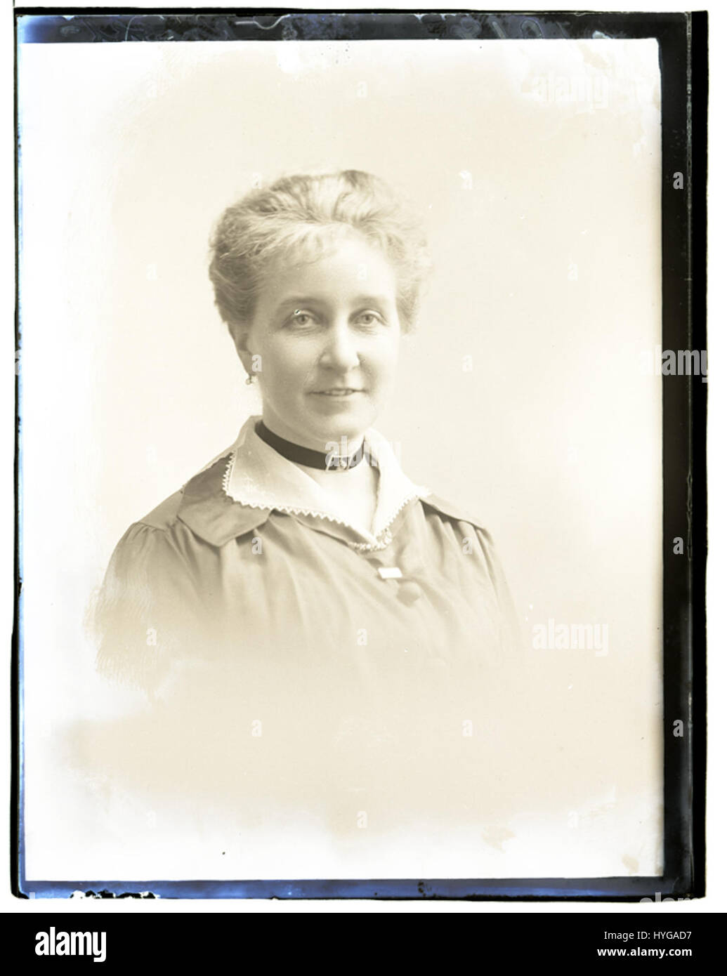 La fotografia "Mrs. Knight, 16 marzo 1917" mostra una donna, forse chiamata Mrs. Knight, scattata nel 1917. Offre uno sguardo sulla moda e la ritrattistica dei primi anni del XX secolo, mostrando lo stile e i manierismi dell'epoca. Foto Stock