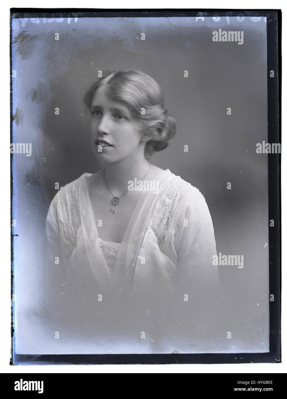 "Miss Filling, 21 dicembre 1914" è una fotografia storica che cattura un momento del 21 dicembre 1914, forse durante la prima guerra mondiale. Documenta la moda e la vita sociale dell'epoca. Foto Stock