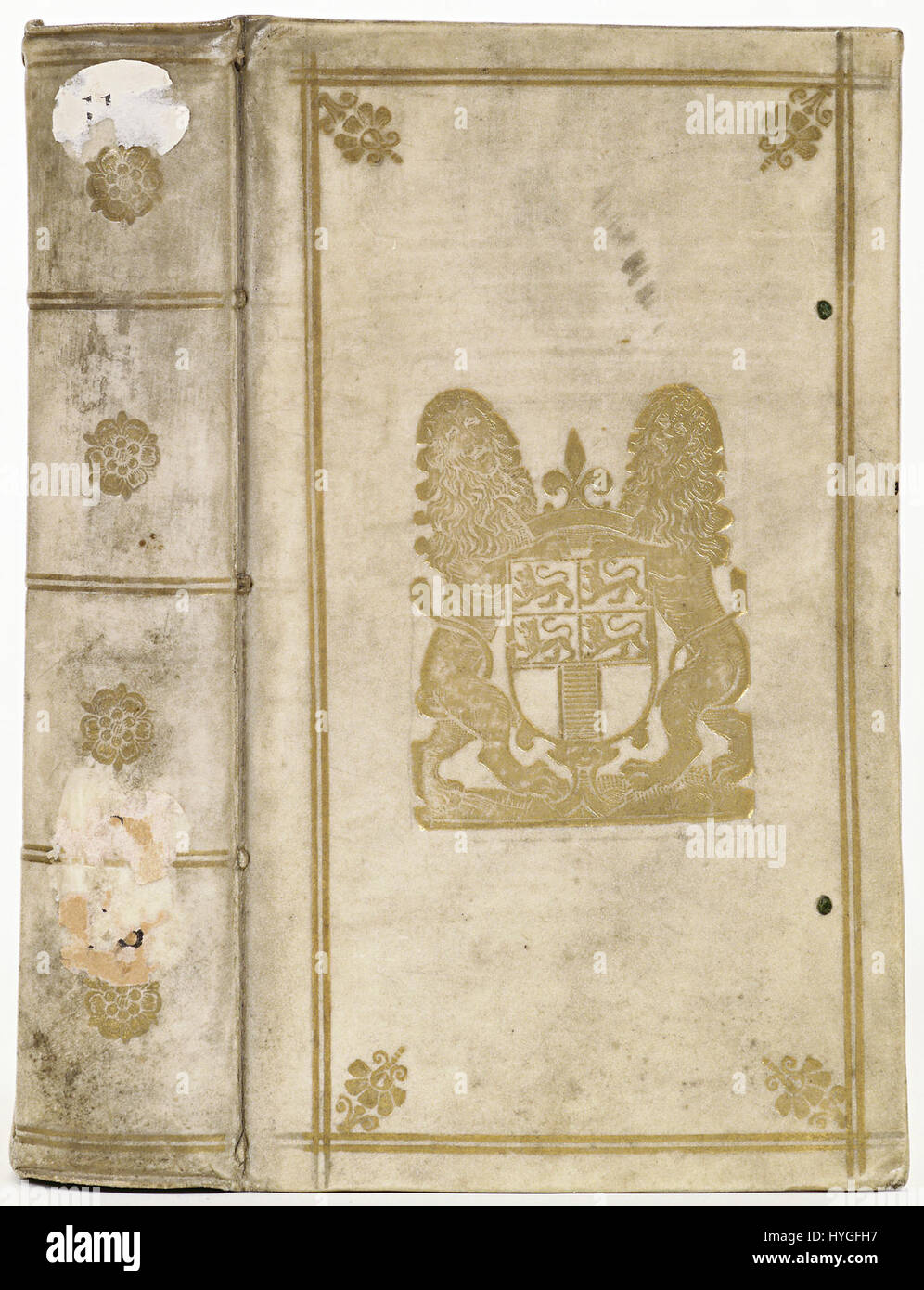 Legatura di libro del 1715 realizzata con pergamena bianca, con decorazioni dorate e resti di due paia di nastri di chiusura nero-verdi, contenente le opere di Cicerone, in particolare Epistolarum Libri XVI, a cura di Jacobus Gronovius e pubblicata a Leiden da Petrus Vander Aa nel 1692. Foto Stock
