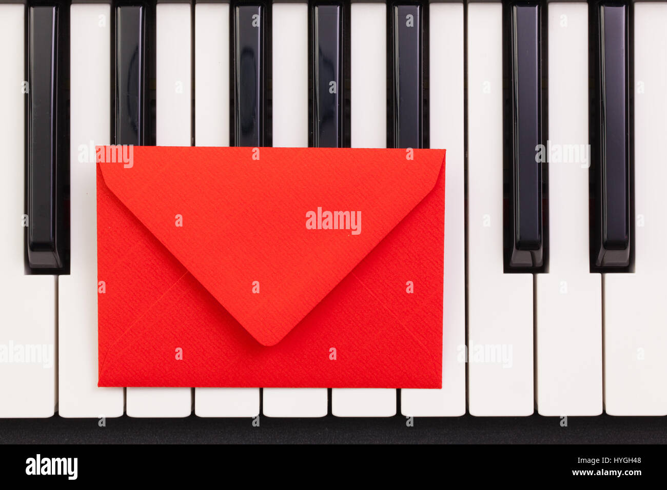 Disposizione divertenti busta sul pianoforte keybords - Appartamento - immagine di laici Foto Stock