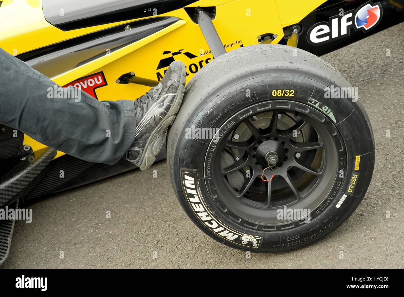 THRUXTON, Regno Unito - 1 maggio: Meccanica piede contribuendo a spostare una vettura da gara in Formula Renault Campionato incontro a Thruxton. Il 1 maggio 2011. Thru Foto Stock