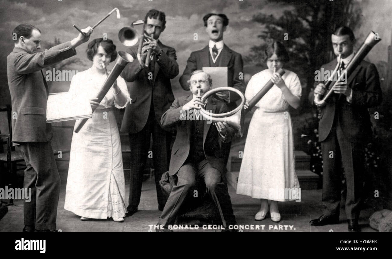 Questa immagine cattura un'esibizione del Fred C. Palmer e Ronald Cecil Concert Party, tenutasi a Herne Bay, Kent, Inghilterra. Lo spettacolo mette in risalto il popolare stile di intrattenimento del tempo, combinando musica e teatro in un vivace ambiente sul mare. Foto Stock