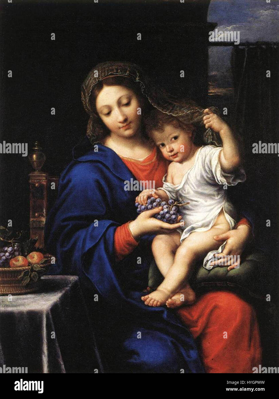 Questa opera d'arte di Pierre Mignard, 'Vierge Raisins', ritrae la Vergine Maria che regge l'uva, un simbolo di purezza e fertilità. Il dipinto riflette l'arte religiosa barocca, nota per la sua eleganza e profondità emotiva. Foto Stock