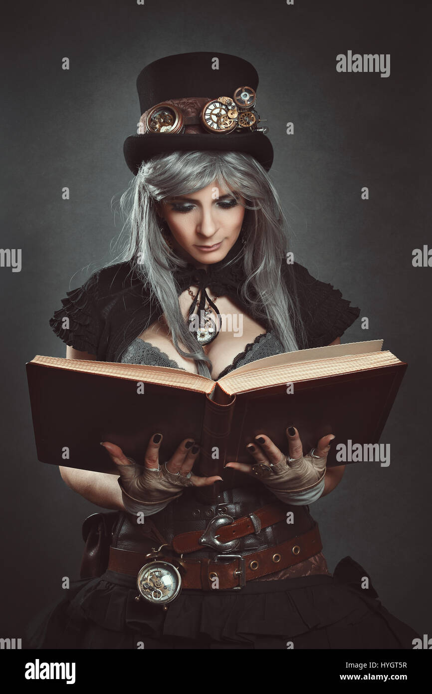 Scienziato steampunk con il libro aperto in mano Foto Stock