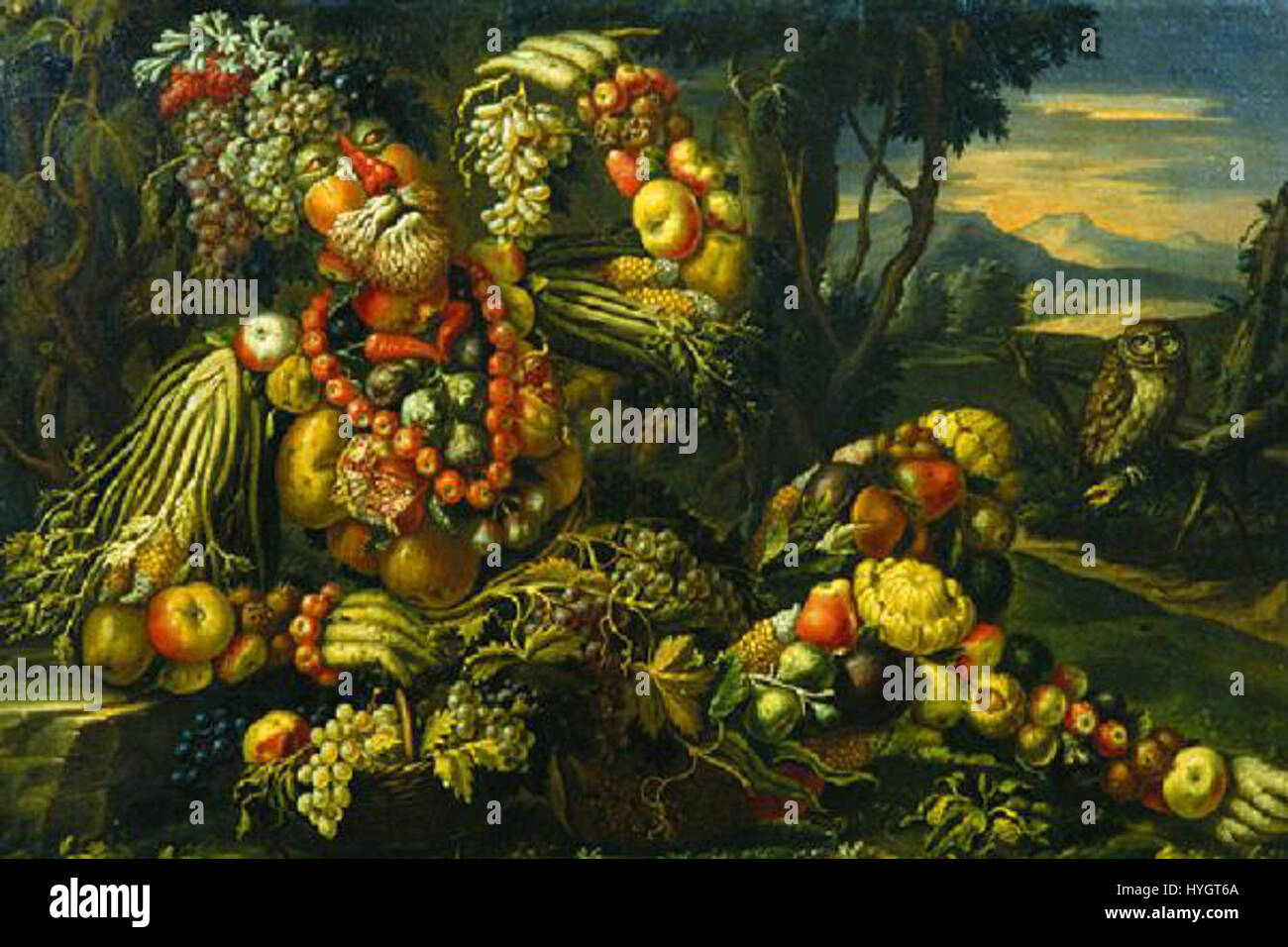 "Natura morta con frutta e verdure di stagione autunno" di Giuseppe, nello stile di Arcimboldo, è una natura morta raffigurante frutta e verdura autunnali disposte in modo fantasioso e surreale. Questo dipinto mostra la fusione di elementi naturali con l'innovazione artistica. Foto Stock