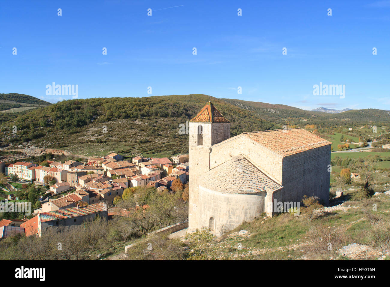 Francia, Var (83), punti Comps-sur-Artuby, chapelle Saint-André et le village // Francia, Var, Comps sur Artuby, cappella di St. André e il villaggio Foto Stock