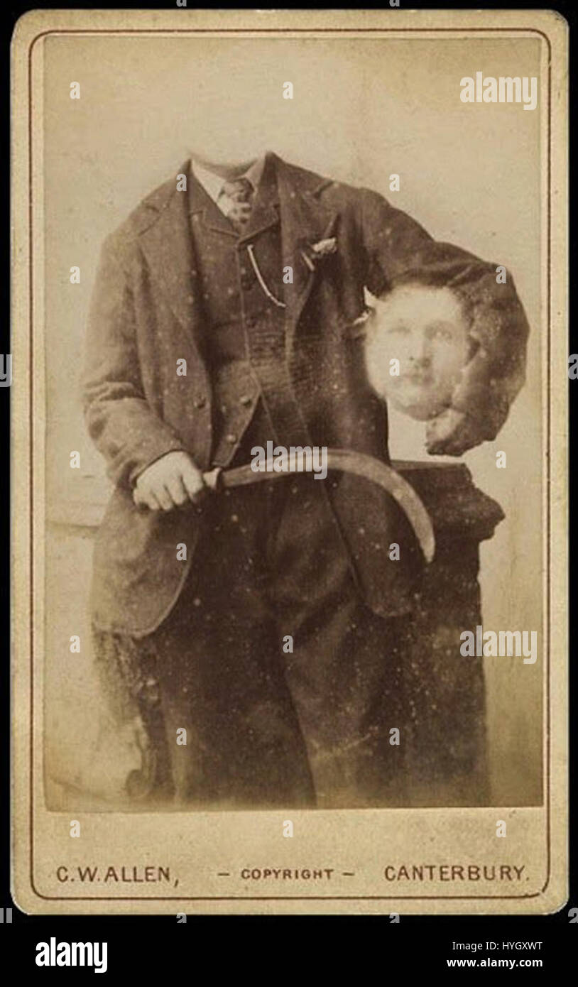 La "Canterbury" di C.W. Allen è una rappresentazione suggestiva della storica città inglese, che cattura la sua architettura medievale e l'atmosfera tranquilla. Il dipinto mostra la maestria di Allen nell'evocare un senso di luogo attraverso la luce e il colore. Foto Stock