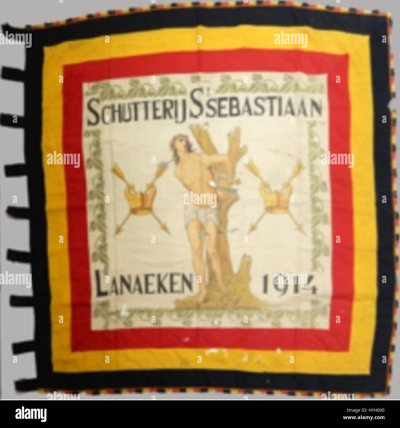 "Vlag van Schutterij St. Sebastiaan" si riferisce alla bandiera della gilda di San Sebastiaan, che probabilmente rappresenta un gruppo storico nella cultura olandese con un collegamento a eventi della comunità o alla difesa. Foto Stock