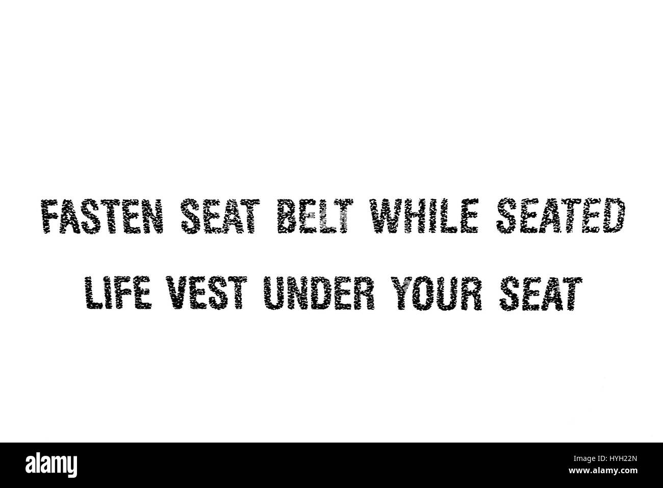 Allacciare la cintura di sicurezza mentre si è seduti giubbotto salvagente sotto il sedile. Foto Stock