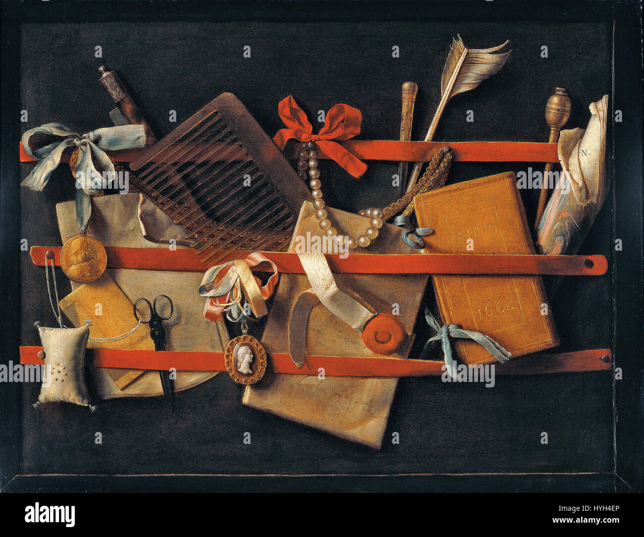 "Tromp l'oeil Still Life 1664" di Pieter de Hoogstraeten è un esempio magistrale della tecnica del trompe l'oeil, dove gli oggetti sembrano realistici fino al punto di inganno. Il dipinto mostra oggetti di uso quotidiano come libri, monete e bottiglie, disposti per creare un'illusione di tridimensionalità. Foto Stock