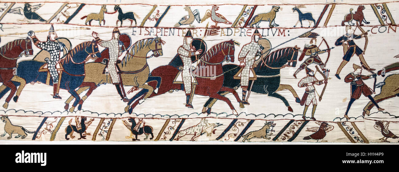 L'arazzo di Bayeux, in particolare la scena 51, raffigura la battaglia di Hastings nel 1066, mostrando cavalieri e arcieri normanni in azione. L'arazzo è un importante manufatto storico, che illustra il conflitto tra le forze normanne e anglosassoni. Foto Stock