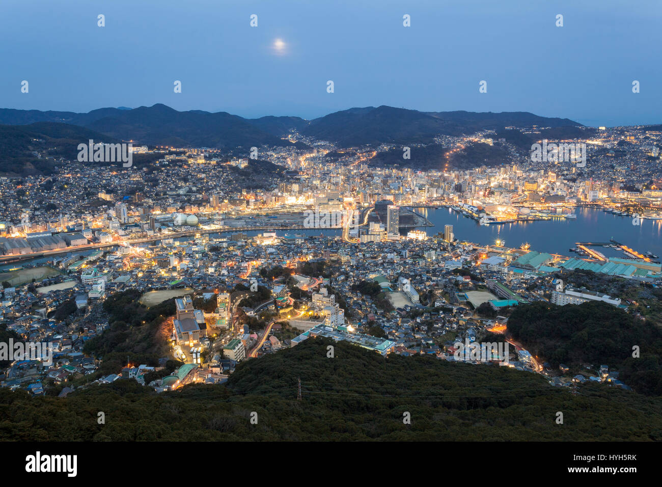 Dieci milioni di dollari di vedute della città di Nagasaki, Giappone nel tramonto dal Monte Inasa osservazione. Foto Stock