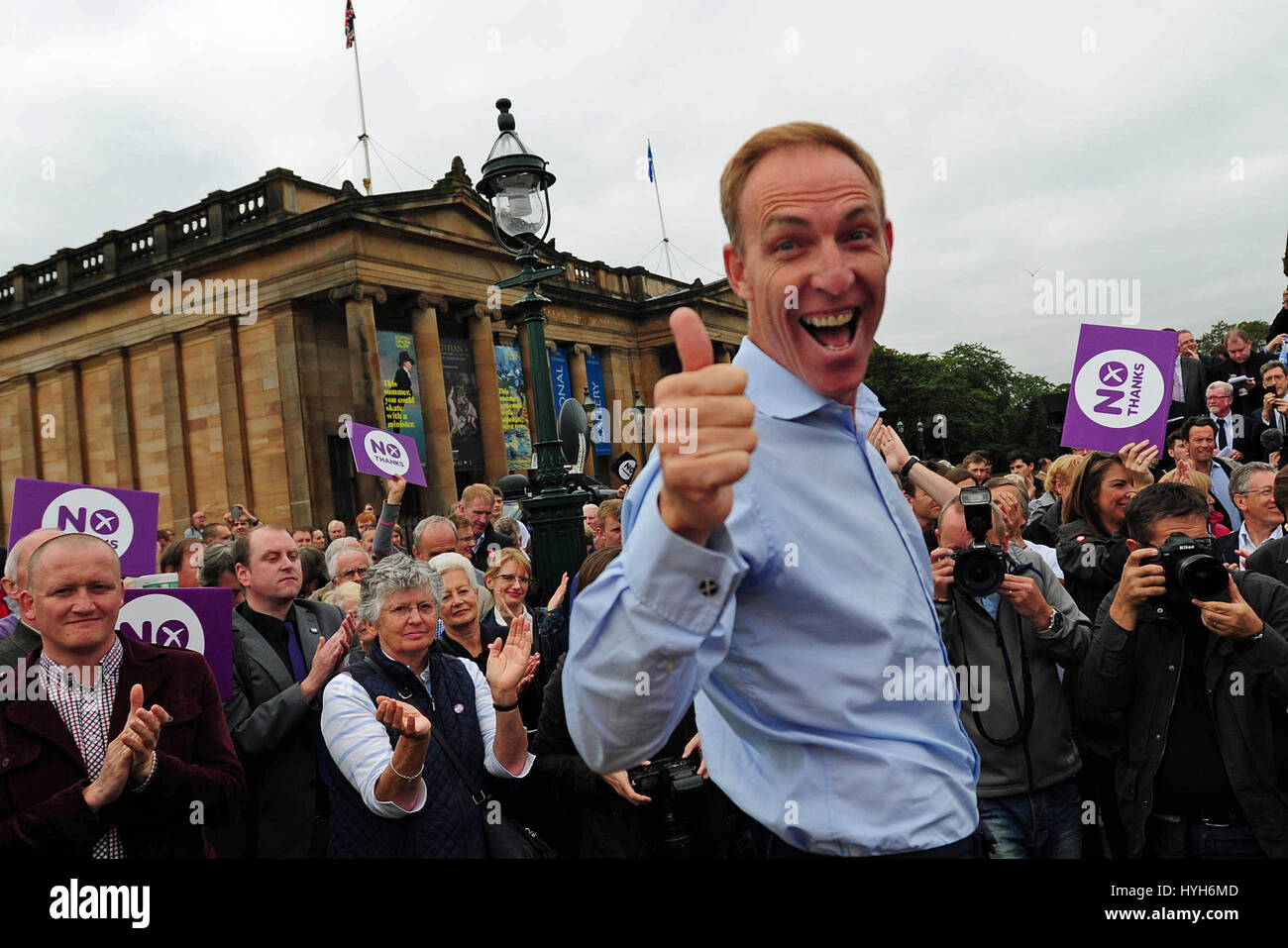 Jim Murphy dà un pollice in alto segno come egli riprende la sua serie di "oapbox' riunioni all'aperto intorno la Scozia a sostegno di un no nel referendum sull indipendenza Foto Stock