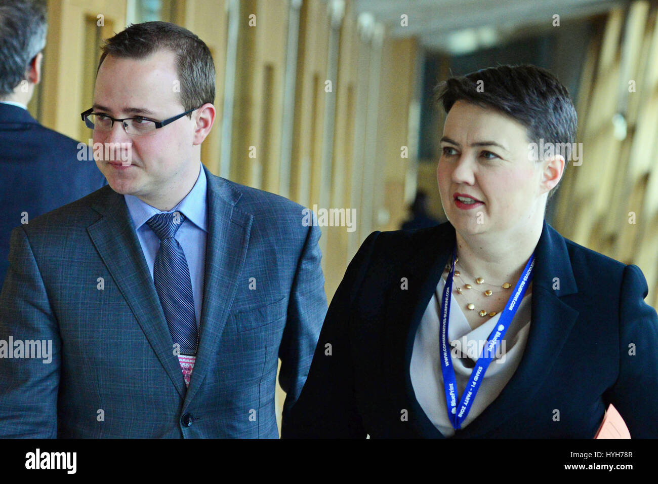 Scottish leader conservatore Ruth Davidson si fa strada per la camera del parlamento scozzese per il primo ministro di domande il giorno di David Cameron's visita Foto Stock