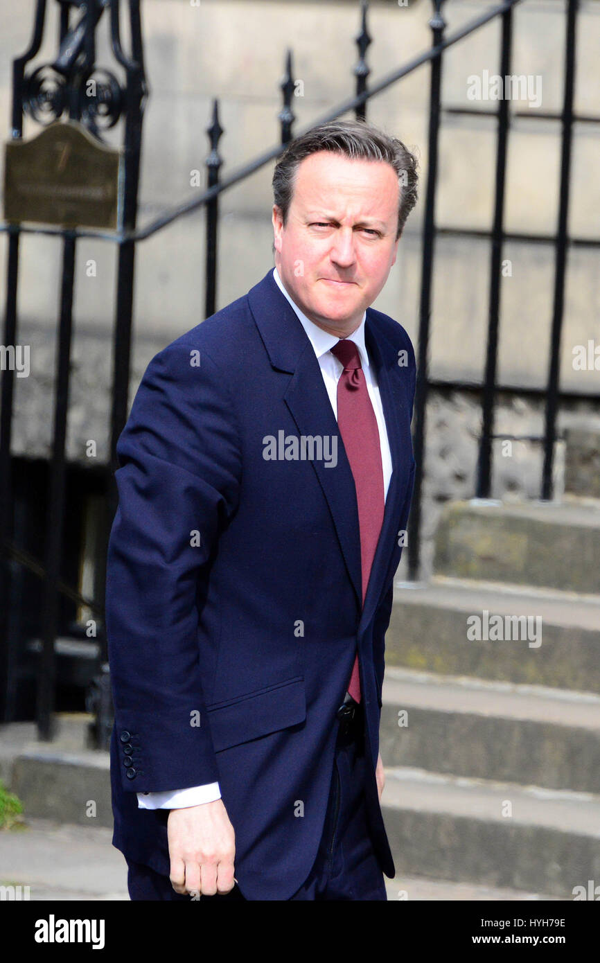 Il Primo Ministro David Cameron arriva a Bute House di Edimburgo per colloqui con il Primo Ministro Nicola Storione Foto Stock