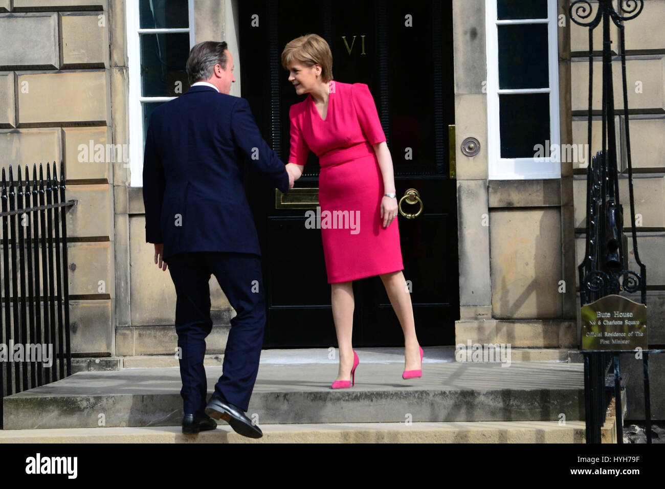 Del primo ministro di Scozia Nicola Storione saluta il Primo Ministro David Cameron come egli arriva per colloqui a Bute House in Edinburgh Foto Stock