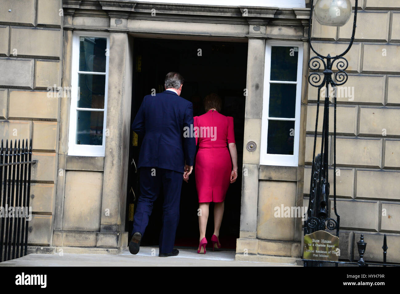 Del primo ministro di Scozia Nicola storione e il Primo Ministro David Cameron fare il loro modo in Bute House Edimburgo per il post-elezione colloqui Foto Stock