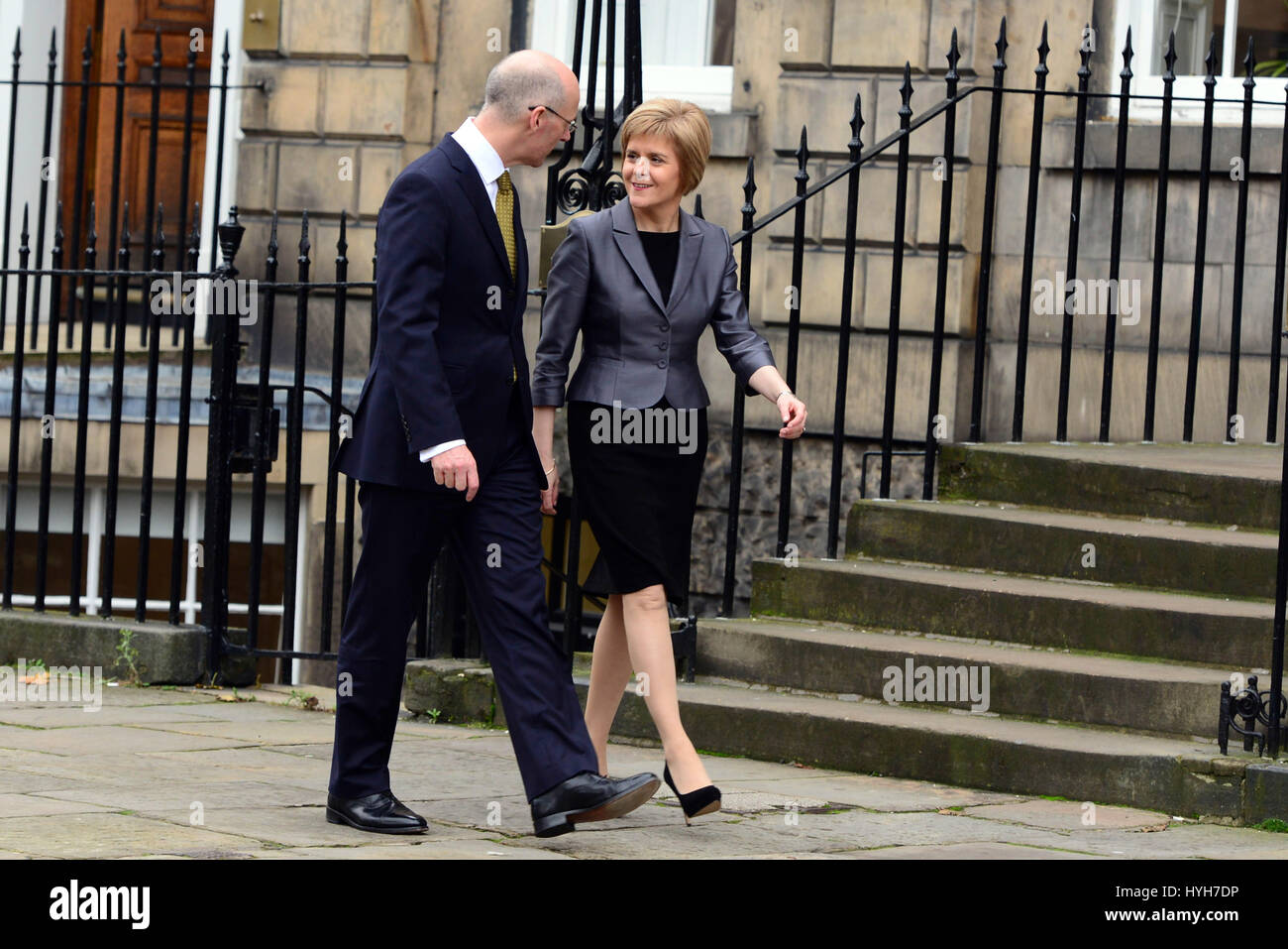 Del primo ministro di Scozia Nicola lo storione con il suo neo-nominato Vice Primo Ministro John Swinney fuori Bute House di Edimburgo, il Primo ministro è residenza ufficiale Foto Stock