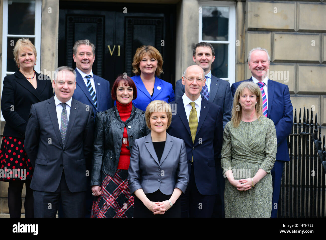 Del primo ministro di Scozia Nicola storione (C) sulle fasi di Bute House, la sua residenza ufficiale di Edimburgo, con il neo-nominato membri del suo gabinetto in seguito ad un rimpasto Foto Stock