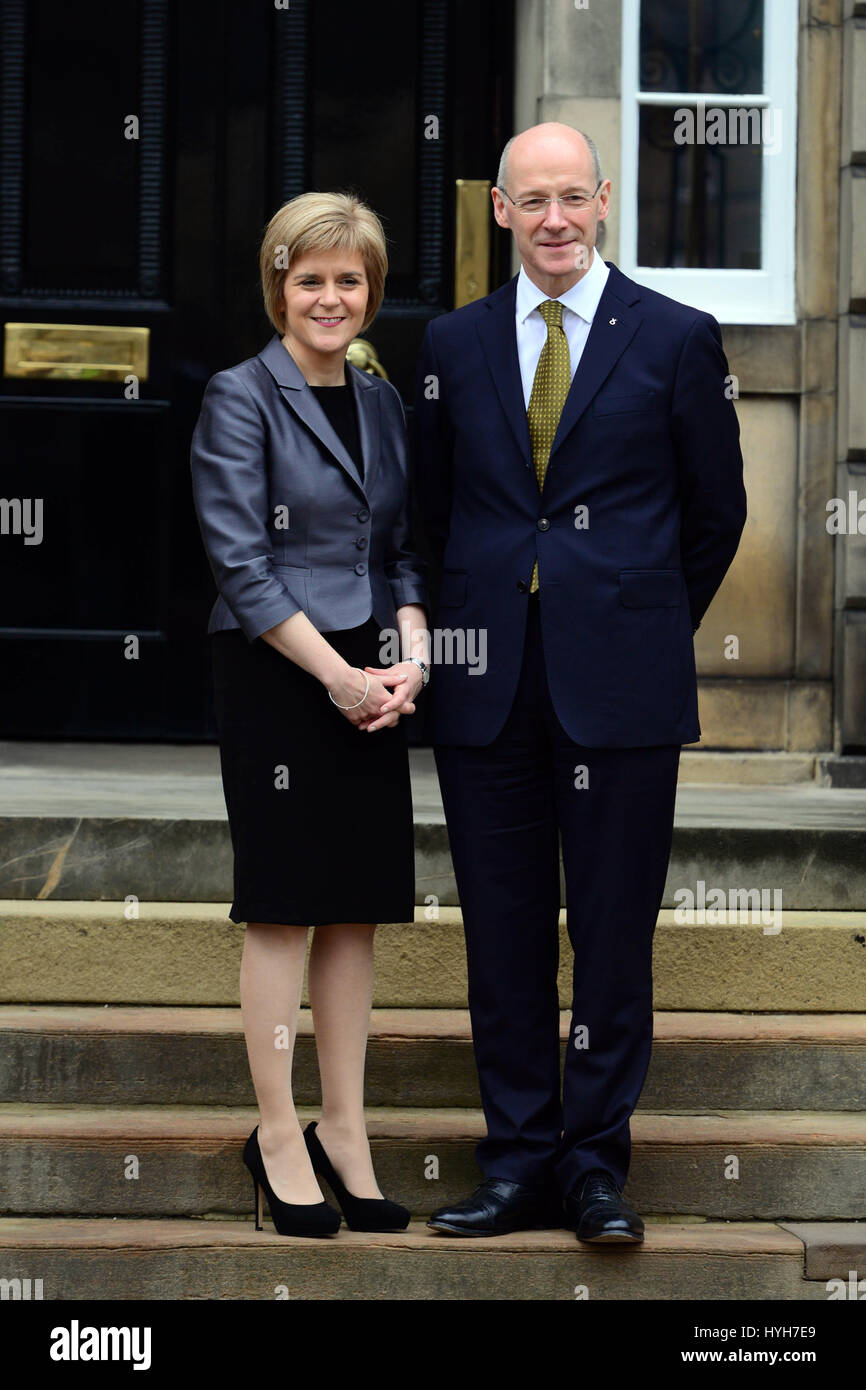 Del primo ministro di Scozia Nicola lo storione con il suo neo-nominato Vice Primo Ministro John Swinney sui passi di Bute House di Edimburgo, il Primo ministro è residenza ufficiale Foto Stock
