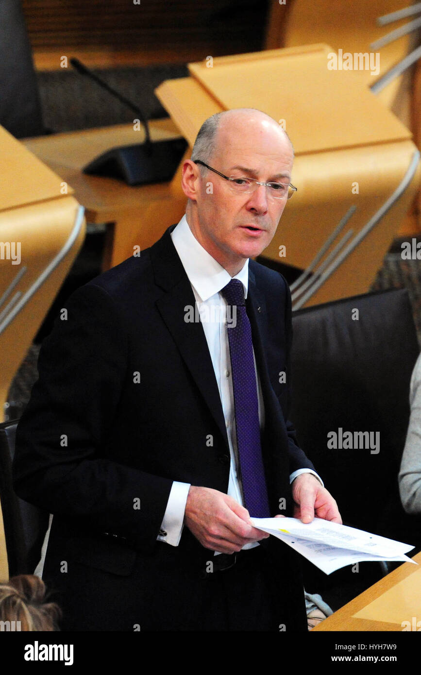 John Swinney, Scozia, vice primo ministro e un SNP rappresentante sulla Smith Commissione su più poteri per la Scozia, risponde alle domande di opposizione sulla sua dichiarazione alla Commissione Foto Stock