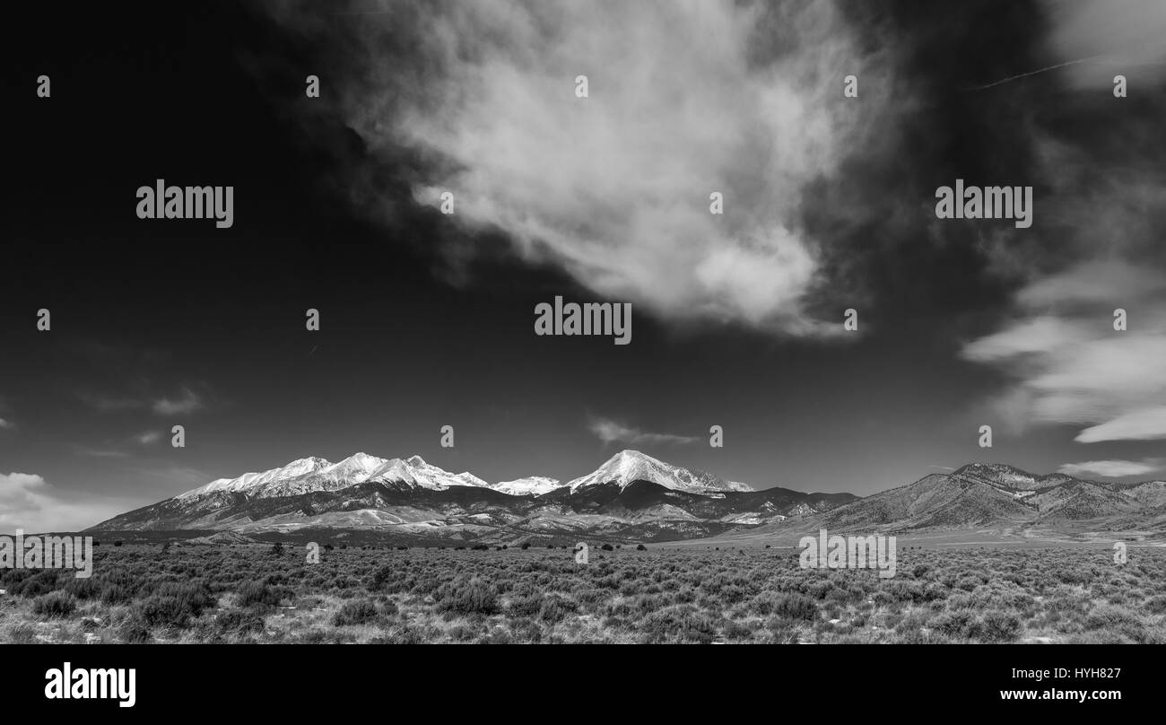 Bianco e nero panorama di montagne innevate in campo aperto Foto Stock