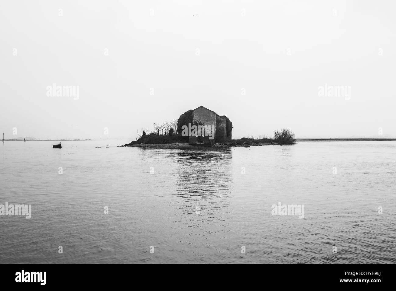 Una casa abbandonata su un'isola della laguna di Venezia, Italia. Foto Stock