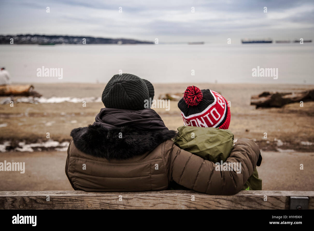 Madre e figlio guardando la English Bay, di English Bay Beach, Vancouver, Canada Foto Stock