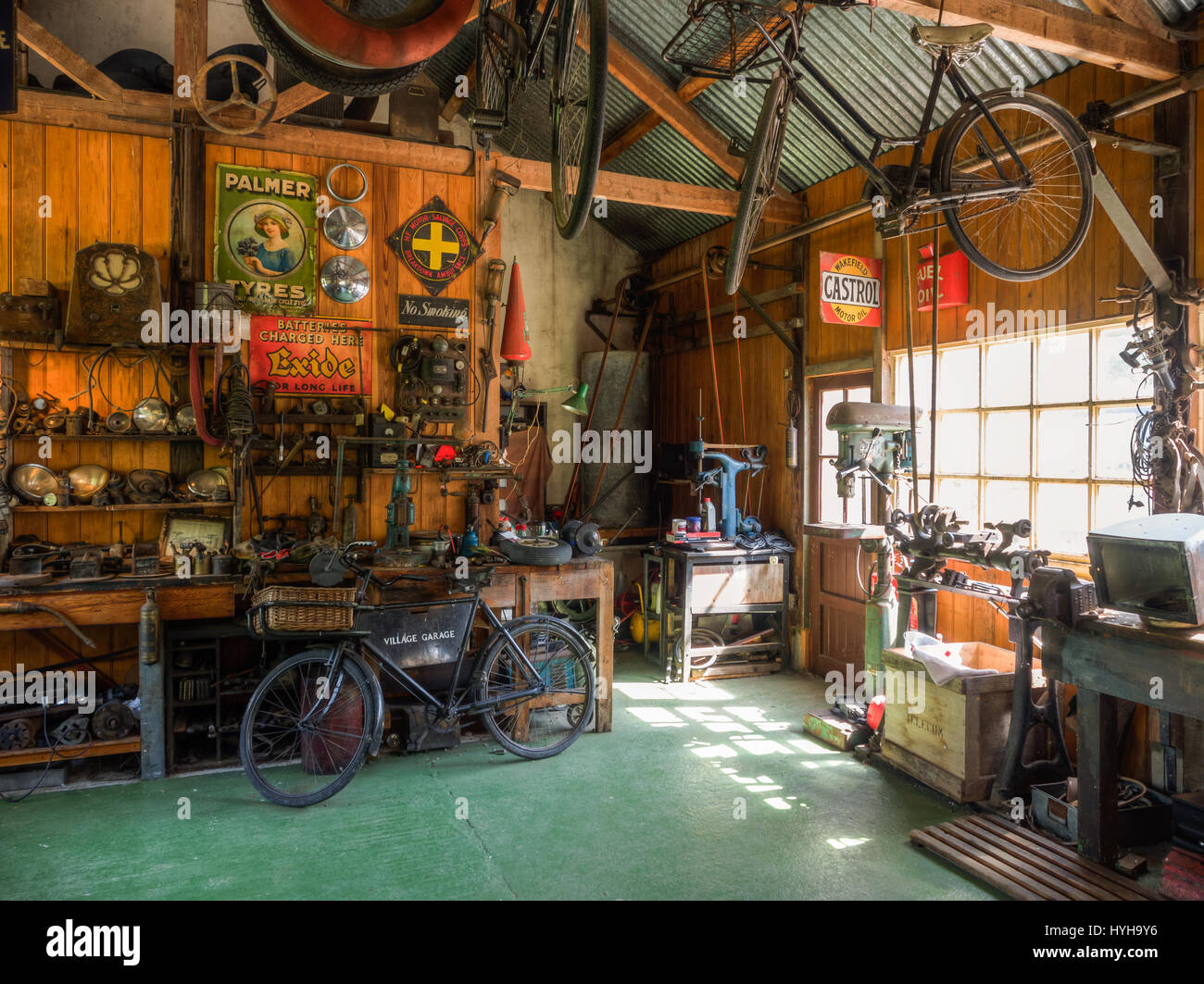 All'interno di una bicicletta officina di riparazione a Amberley Museum & Heritage Centre Foto Stock