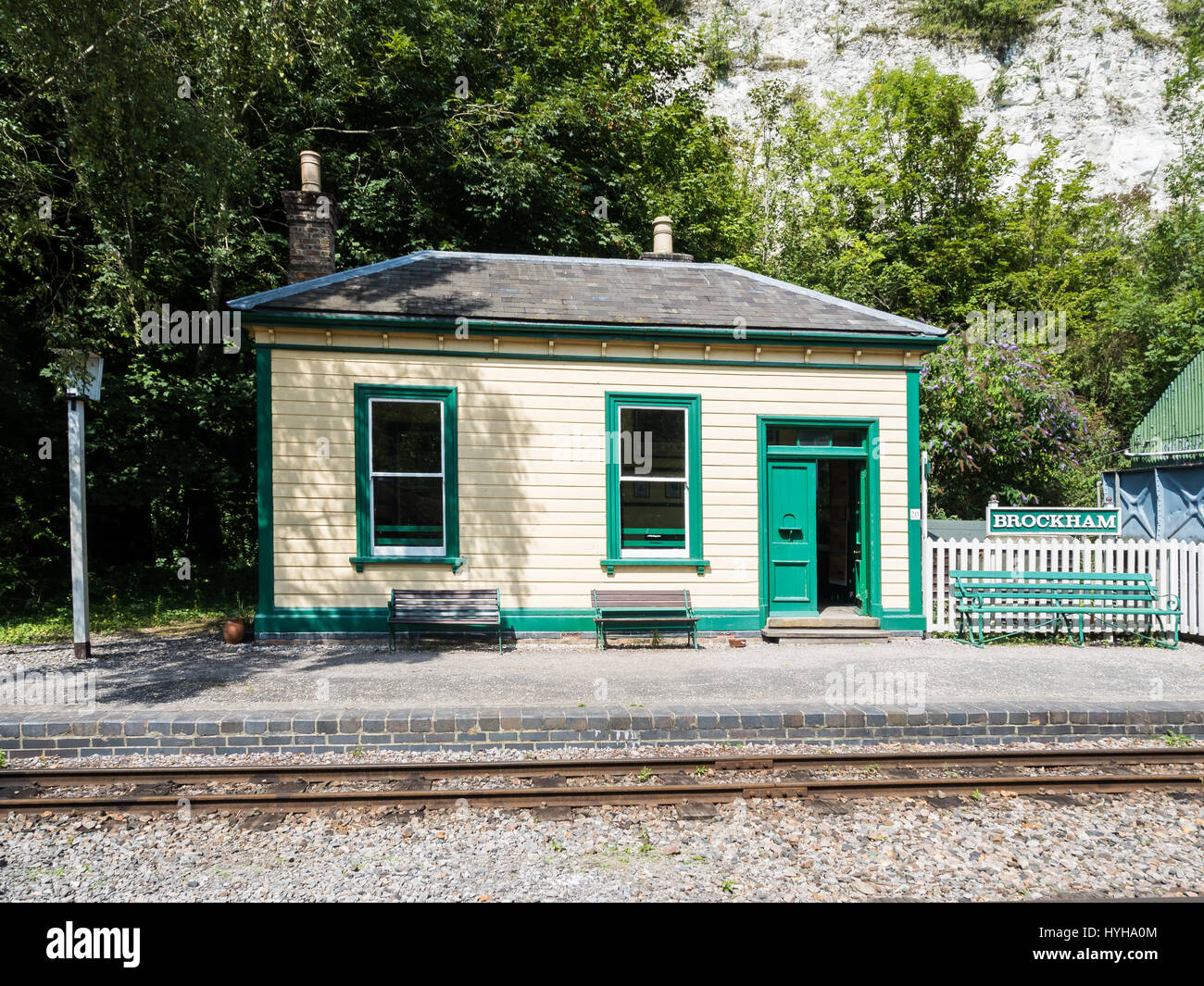 La stazione ferroviaria e la sala di attesa a Amberley Museum & Heritage Centre Foto Stock