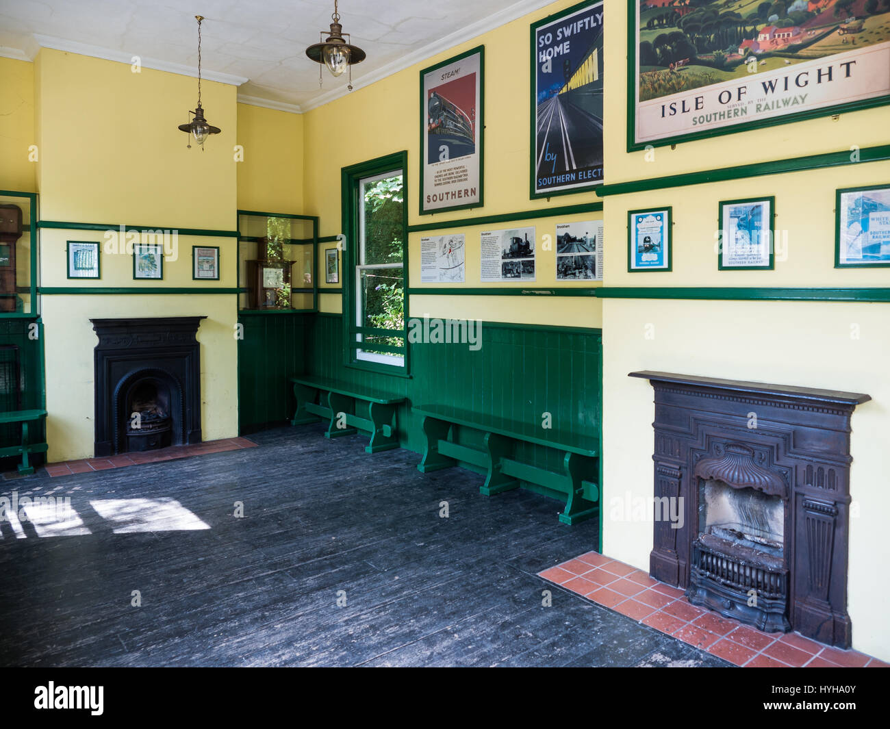 All'interno di una stazione ferroviaria in sala d'attesa a Amberley Museum & Heritage Centre Foto Stock