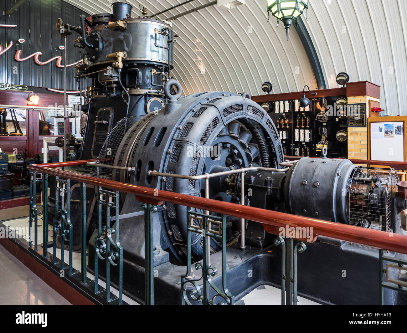 Il generatore di energia elettrica sul display a Amberley Museum & Heritage Centre Foto Stock
