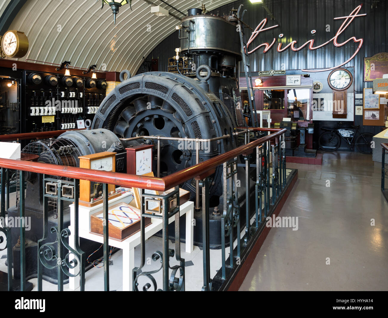 Il generatore di energia elettrica sul display del Amberley Museum & Heritage Centre Foto Stock