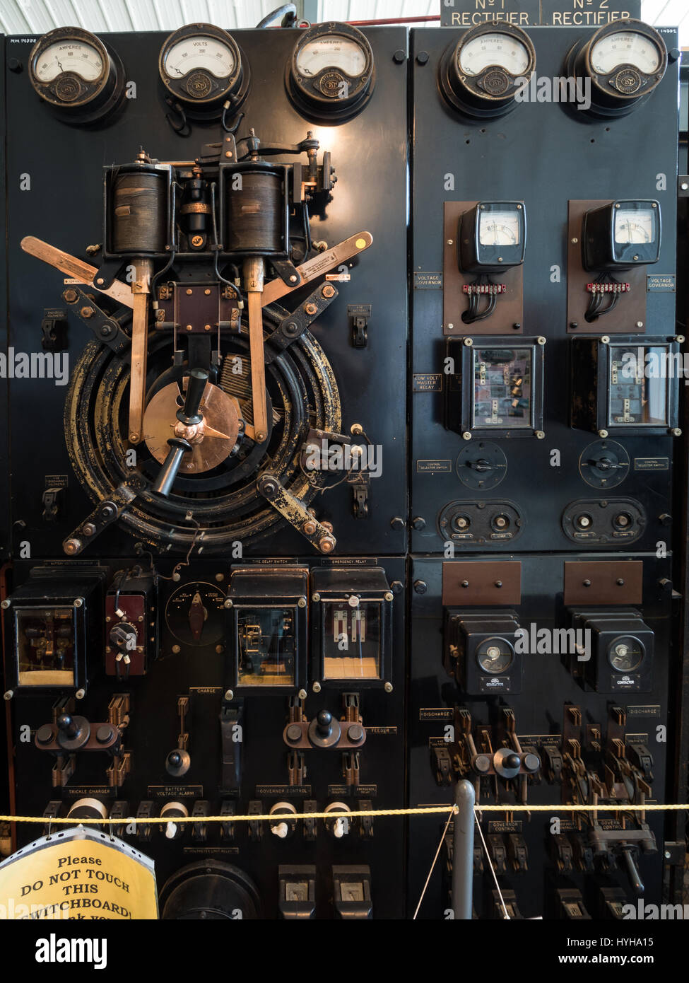 Centralino del pannello di controllo per un generatore di energia elettrica sul display a Amberley Museum & Heritage Centre Foto Stock