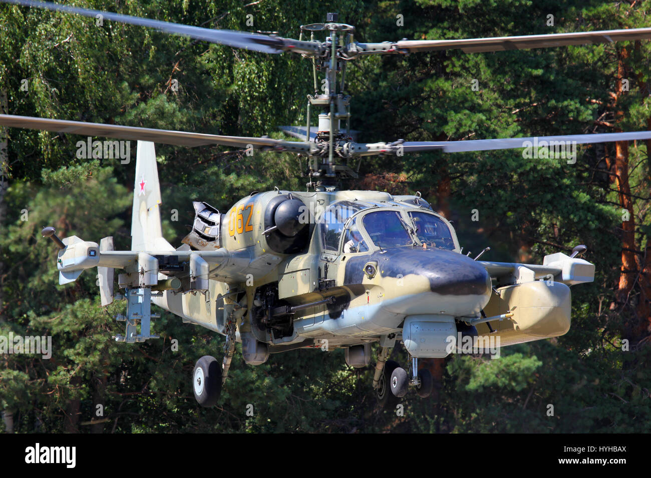 LYUBERTSY, Moscow Region, Russia - Luglio 12, 2011: Kamov Ka-52 Alligator elicottero d'assalto raffigurato nella Lyubertsy. Foto Stock