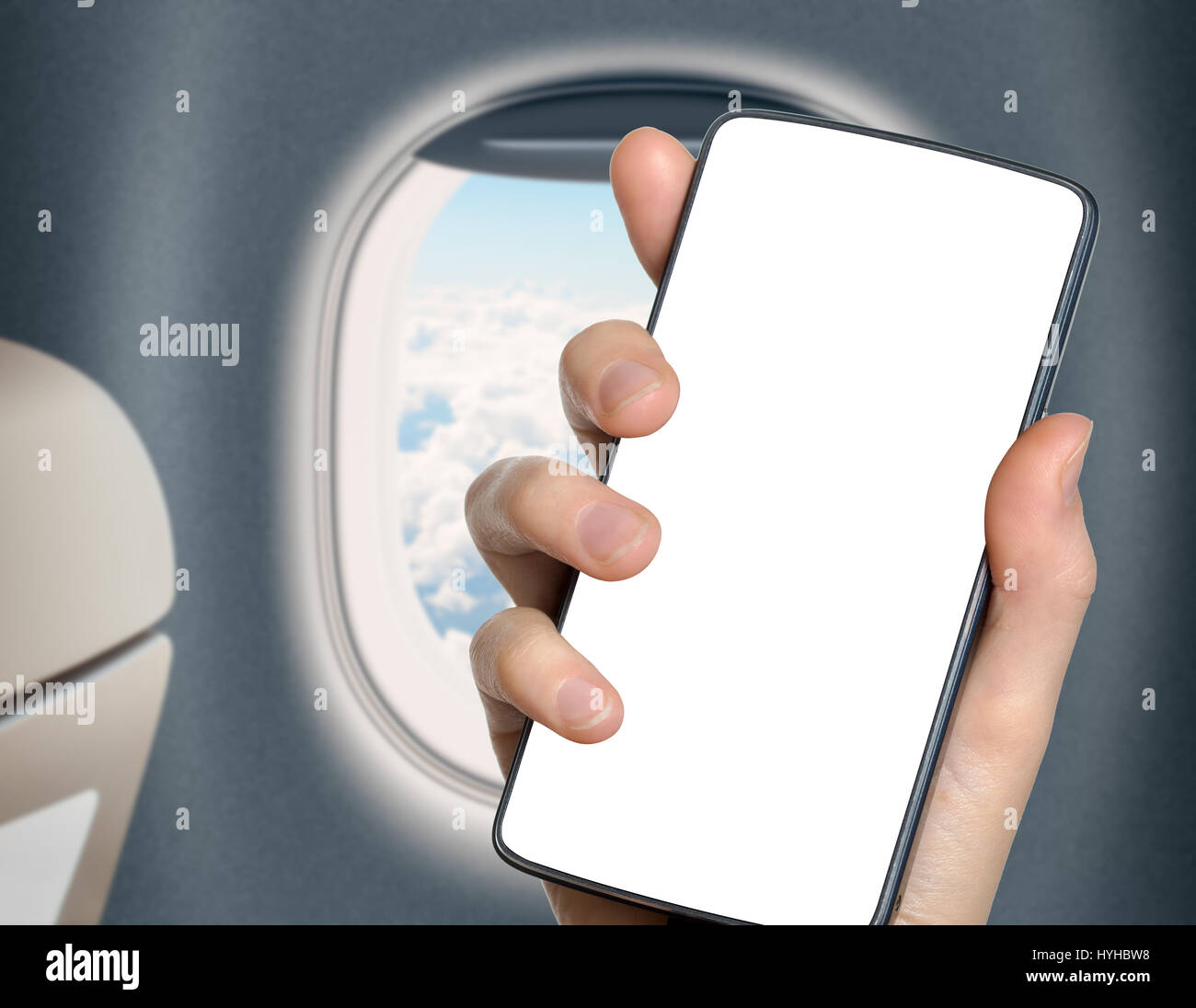 Mano con vuoto telefono cellulare in aereo o getto interno Foto Stock