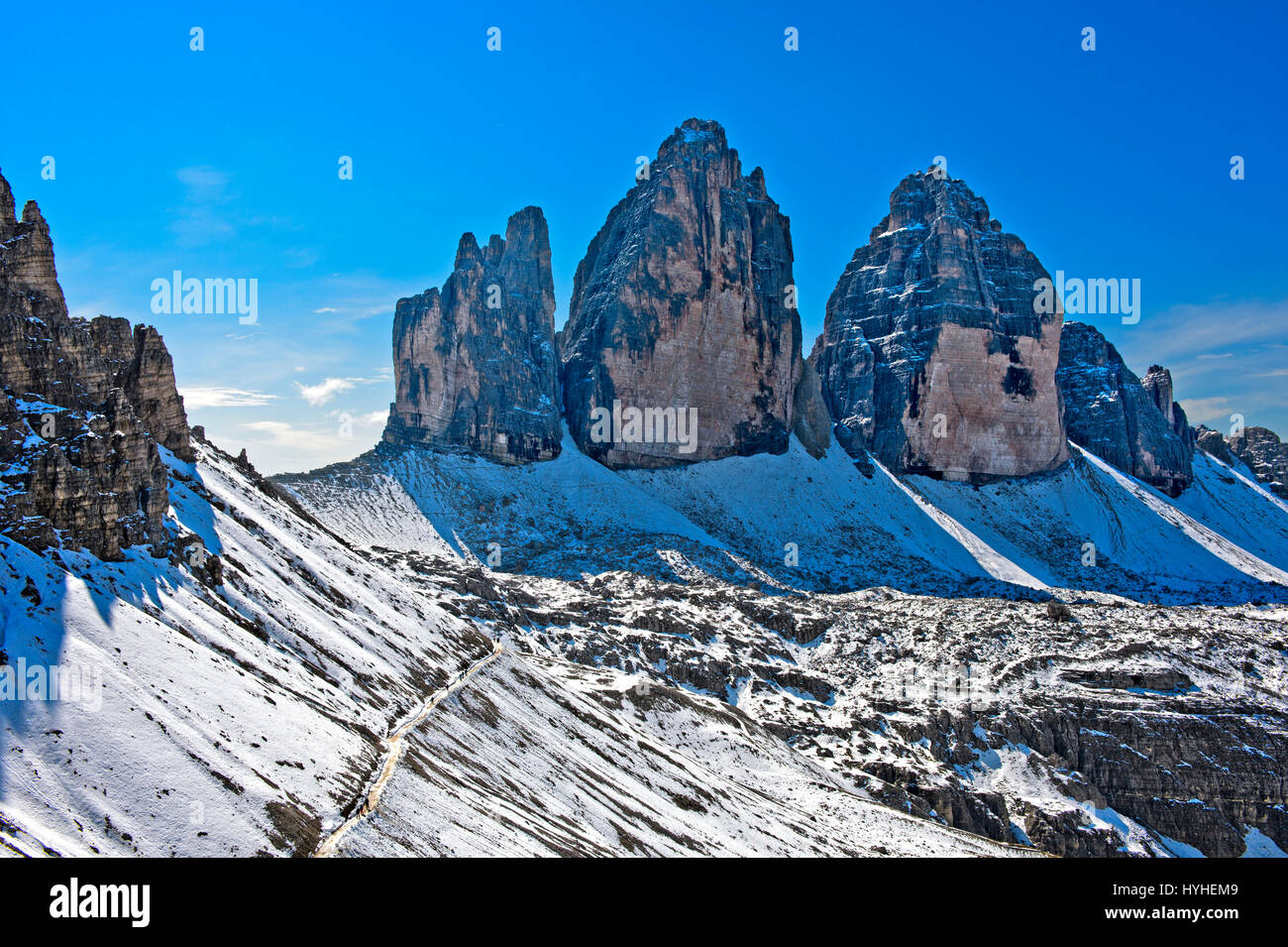 Tre Cime montagne, le Tre Cime di Lavaredo, e Lavaredo Col, Forcella di Lavaredo, sentiero escursionistico delle Tre Cime di Lavaredo circolare a piedi nella neve, Sesto Foto Stock