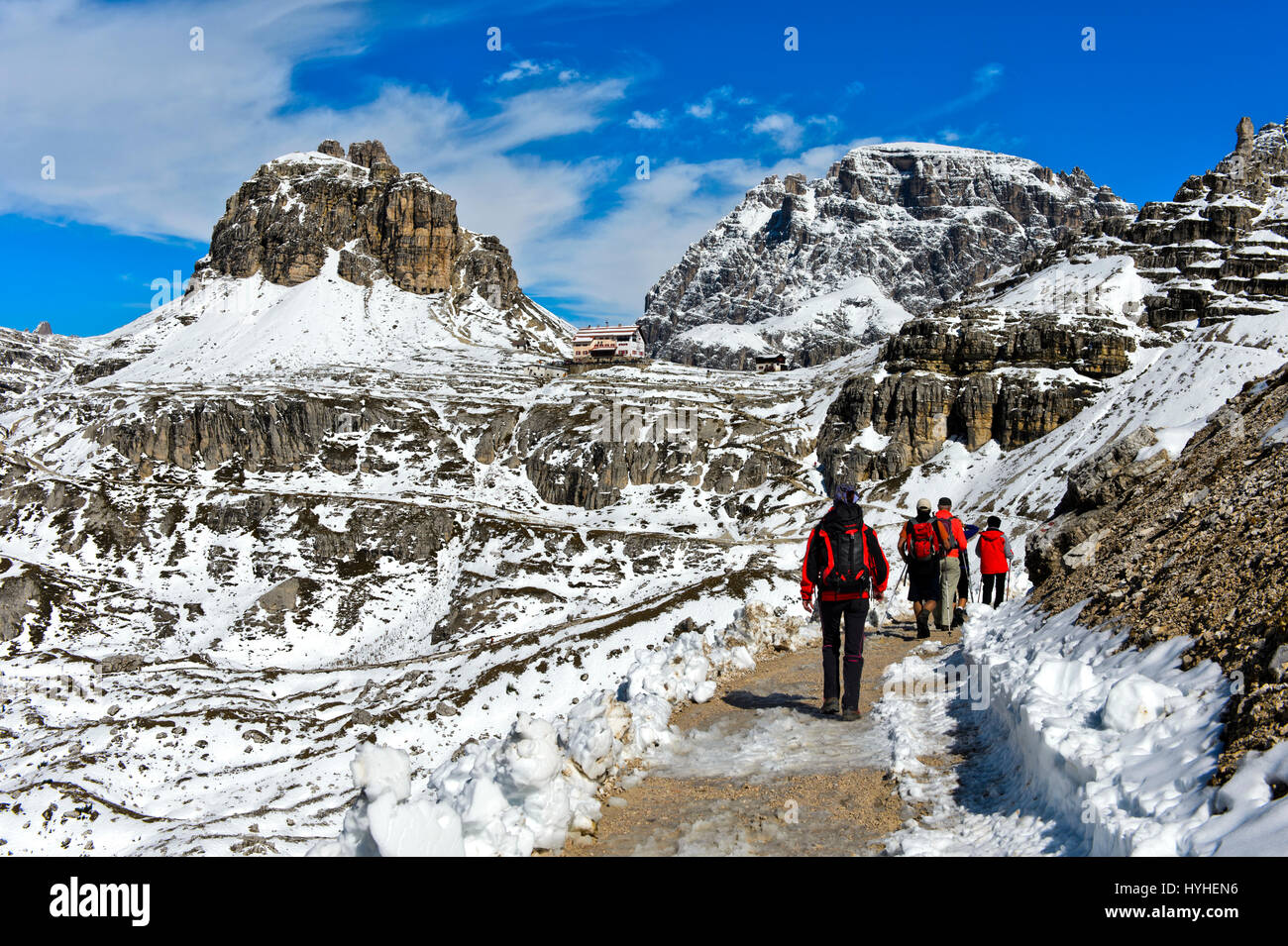 Gli escursionisti sulla coperta di neve sentiero escursionistico delle Tre Cime di Lavaredo circolare a piedi, Dolomiti di Sesto, Alto Adige, Trentino Alto Adige, Italia Foto Stock
