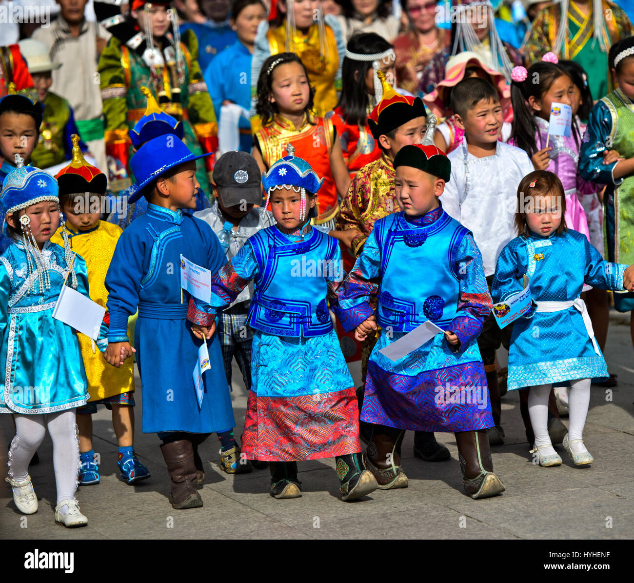 I bambini nei tradizionali costumi deel nella processione dei Mongoli costume nazionale Festival, Ulaanbaatar, in Mongolia Foto Stock