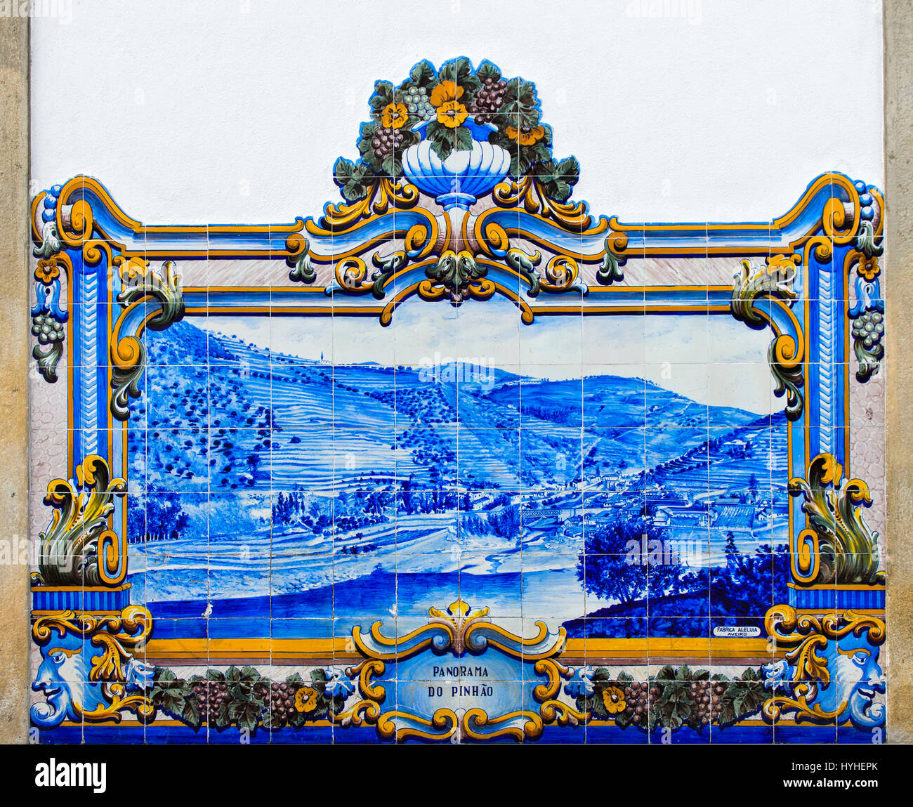 Storico di piastrelle di ceramica, azulejos, raffigurante il panorama di Pinhao con fiume e vigneti, Pinhao, Valle del Douro, Portogallo Foto Stock