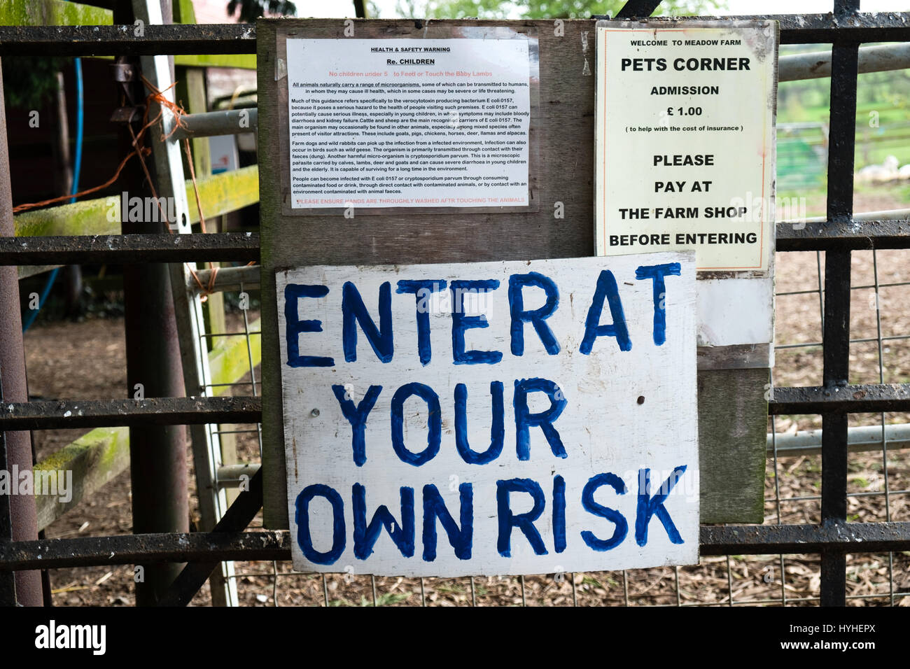 Inserire a proprio rischio firmare al Pet's Corner a Bliss Lane nursery, Flore, Northamptonshire Foto Stock