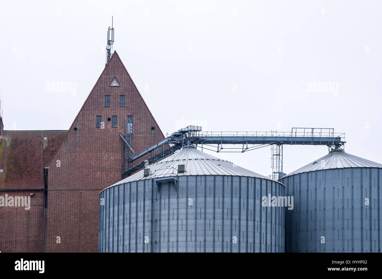 Il vecchio store house e moderna silo, Demmin, Mecklenburg-Pomerania, Germania. Foto Stock