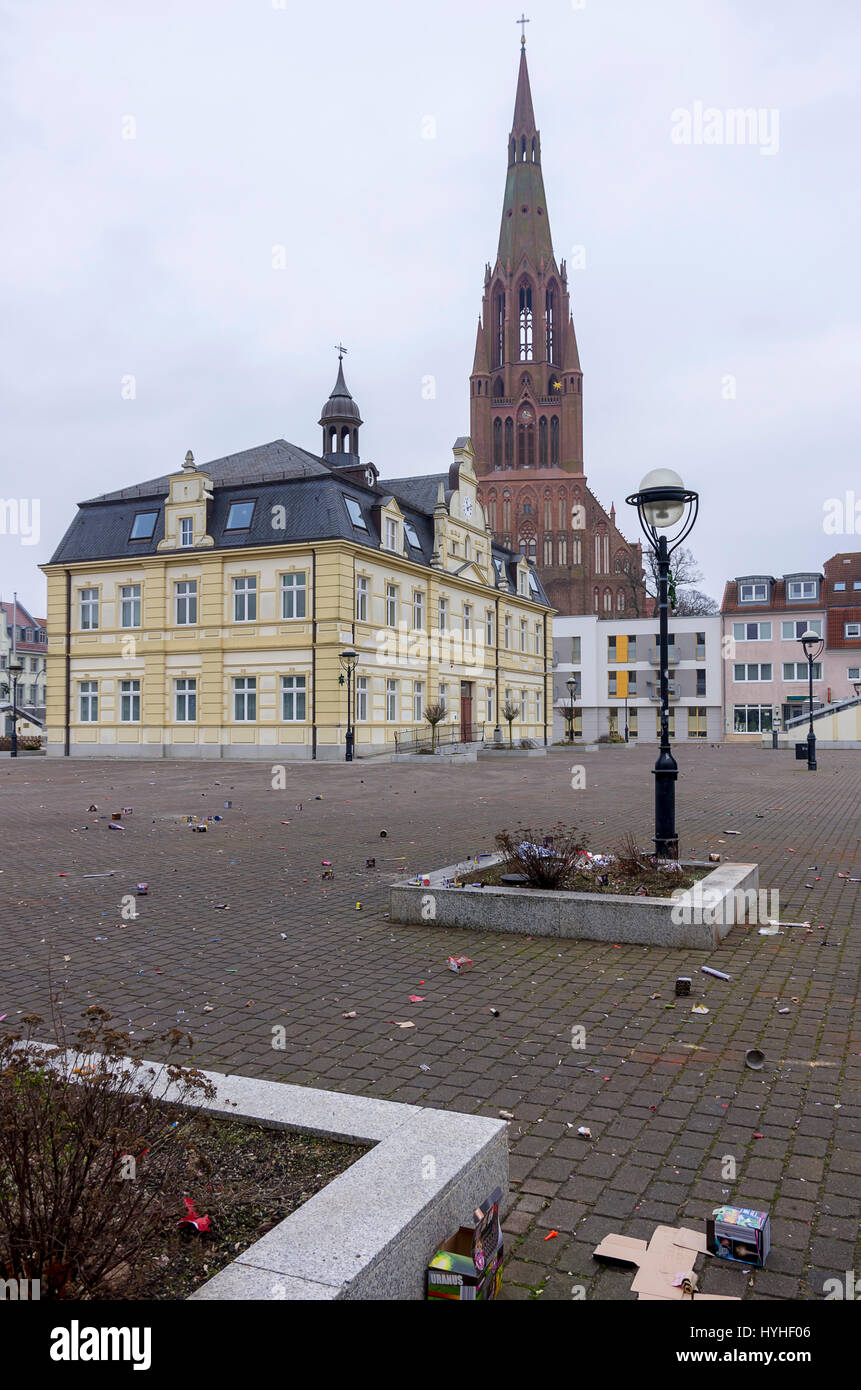 Rimane di Nuovo Anno di fuochi d'artificio sparse in tutta la piazza del municipio di Demmin, Meclenburgo-Pomerania Occidentale, Germania. Foto Stock