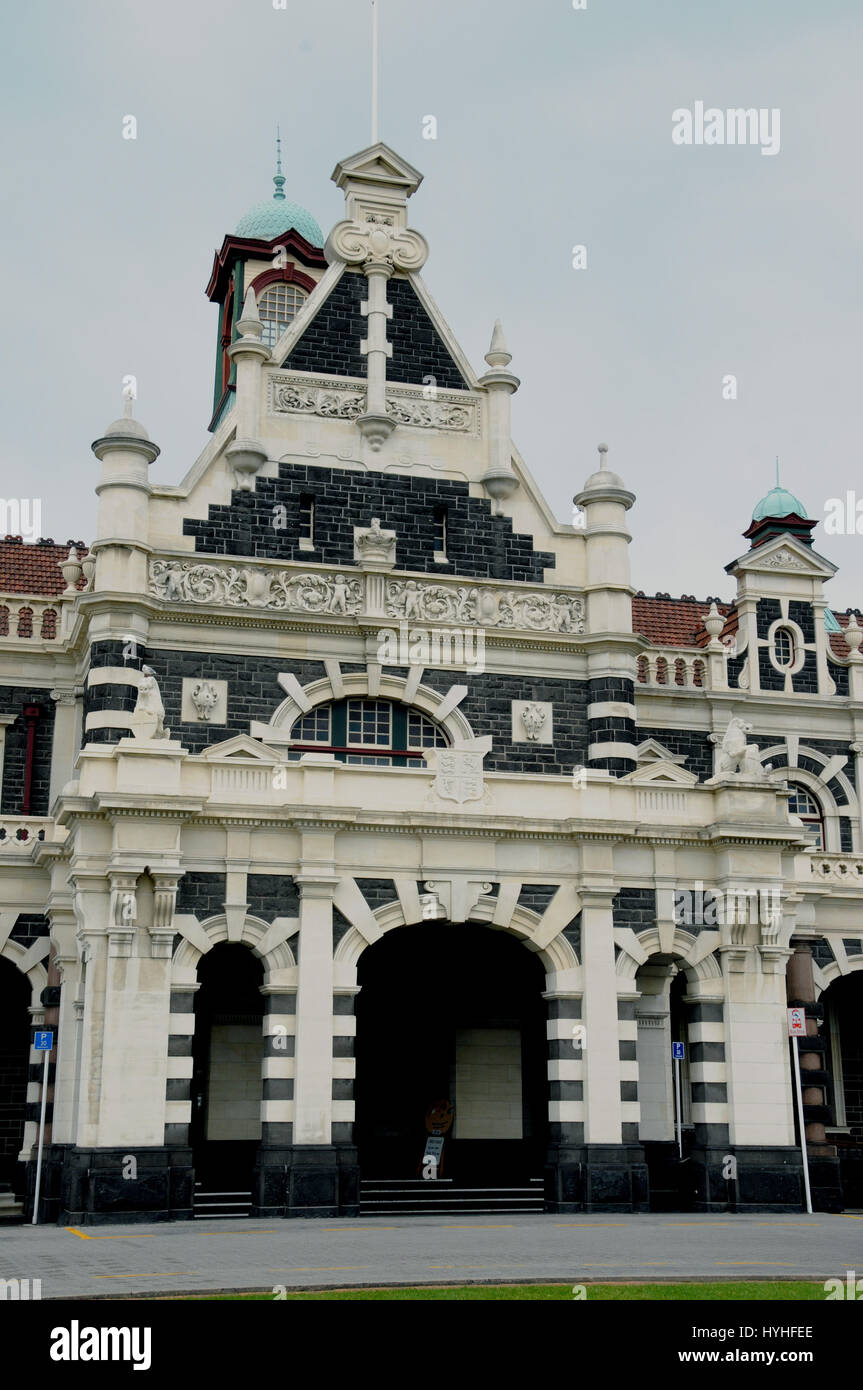 Stazione di Dunedin sull'Isola Sud della Nuova Zelanda è stato inaugurato nel 1906 ed è costruito con materiali da lontano come il Regno Unito e la Francia. Foto Stock