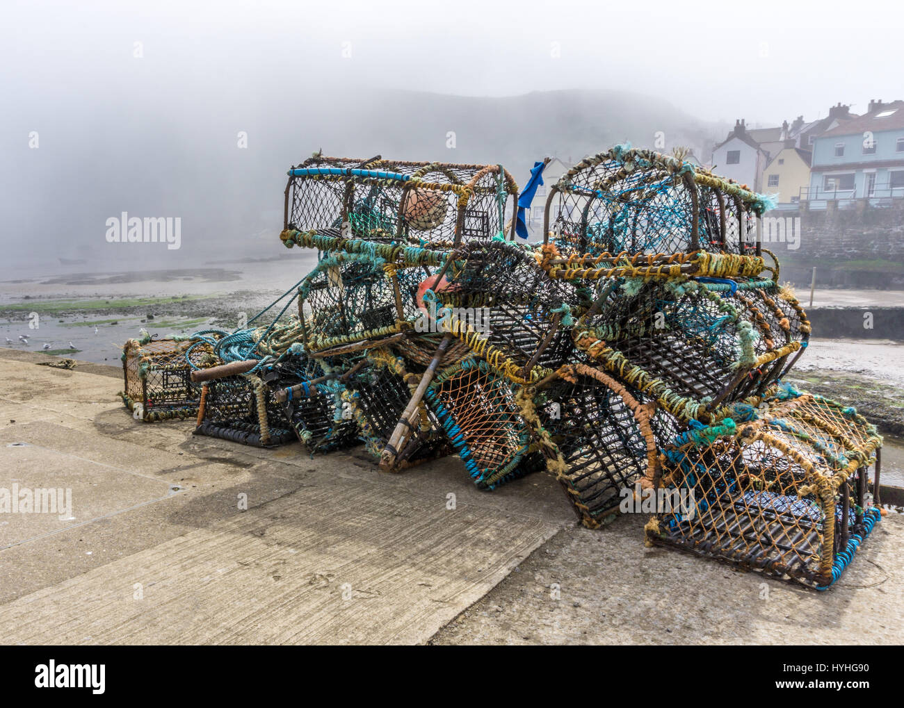 Reti di aragosta sul molo del porto di Staithes, North Yorkshire, Inghilterra, Regno Unito Foto Stock