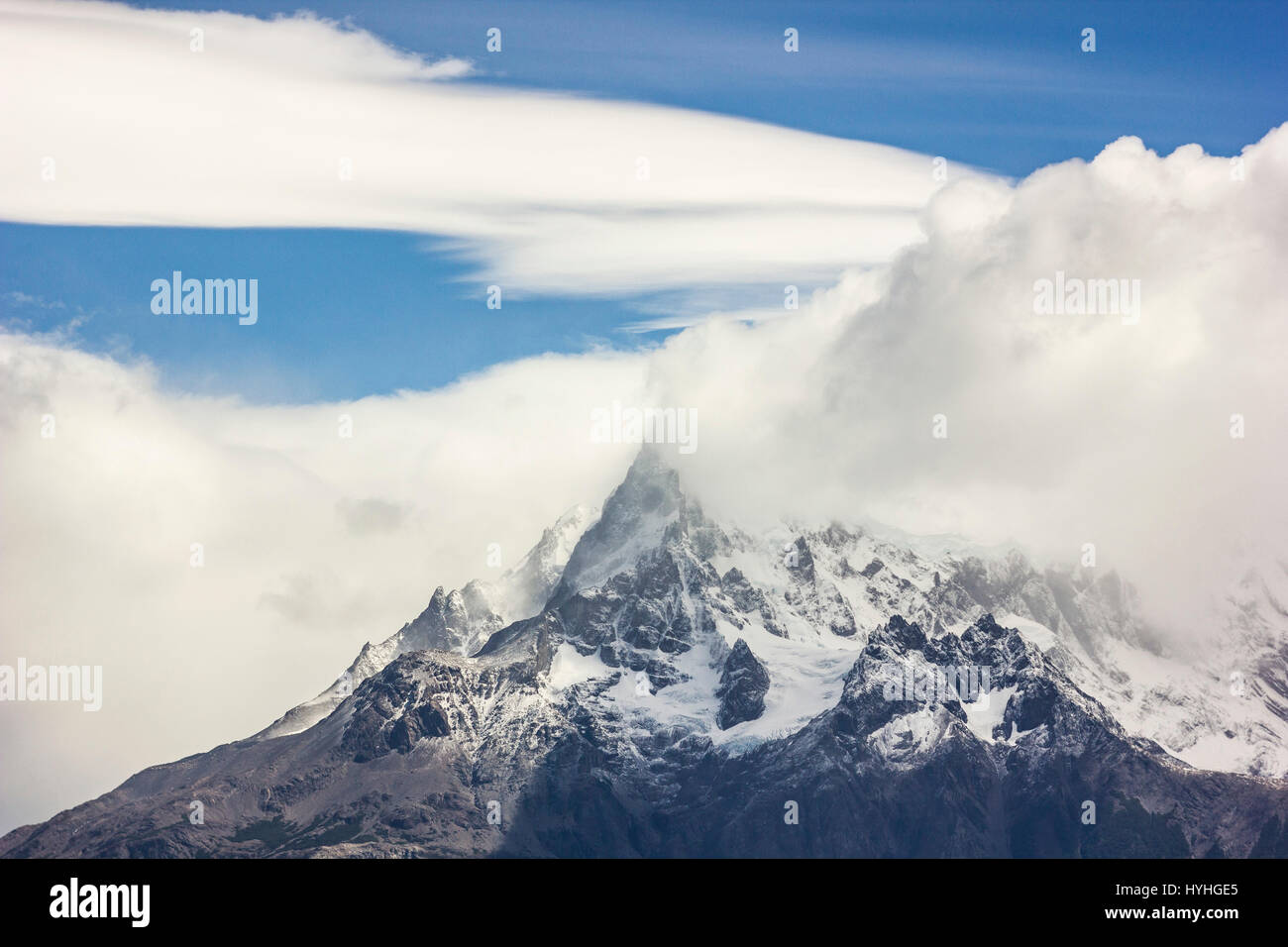 Le montagne della Patagonia in haze a luce diurna con vento nuvole e cielo blu Foto Stock
