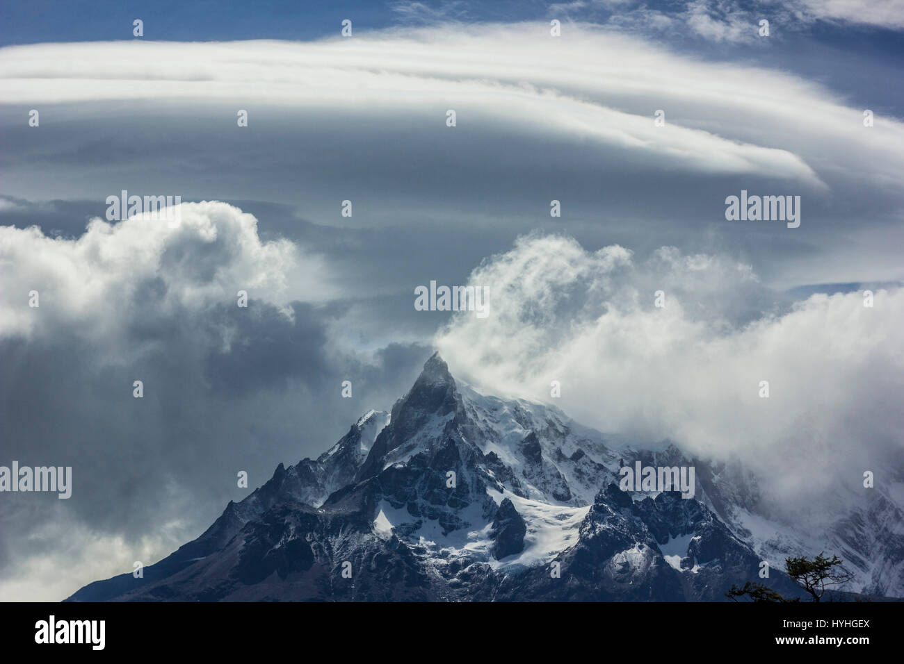 Le montagne della Patagonia in haze a luce diurna con vento nuvole e cielo blu Foto Stock