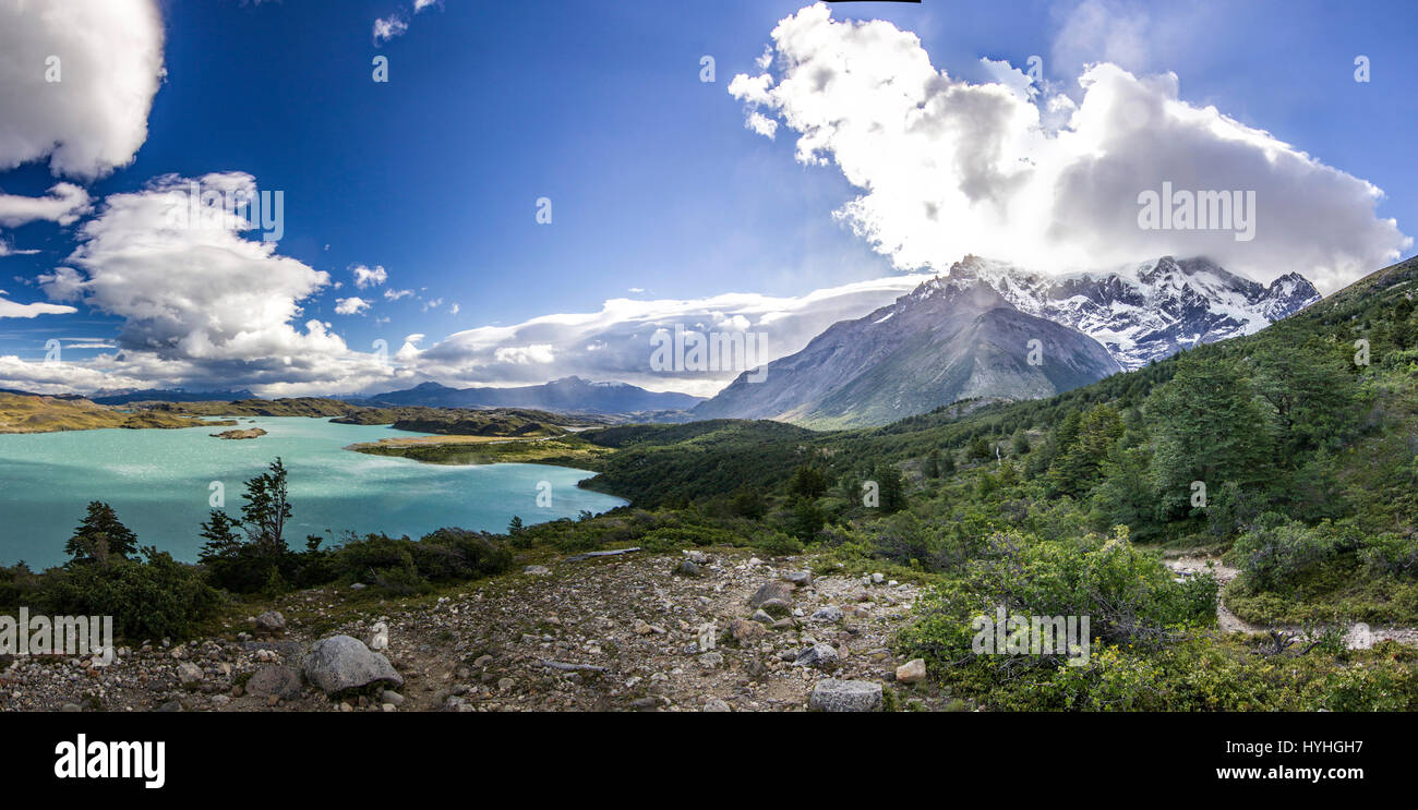 Le montagne della Patagonia al tramonto vicino lago blu dal Viewpoint Condor con cielo velato Foto Stock