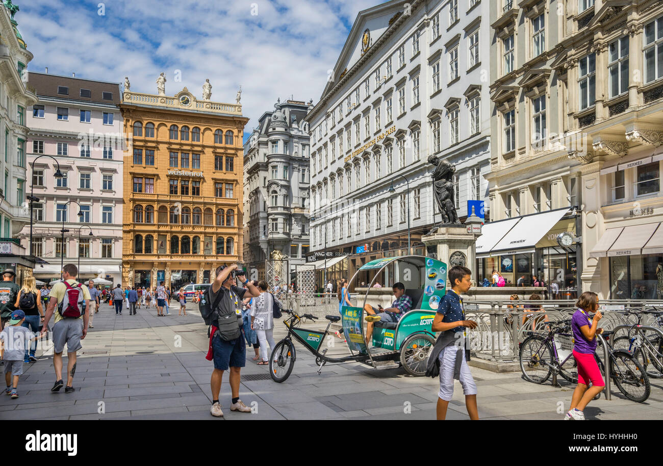 Austria, Vienna, 1. Bezirk, Graben strada pedonale con i negozi promenade, un pedicab è in attesa di tariffe ad Leopoldsbrunnen (Fontana Leopold) Foto Stock