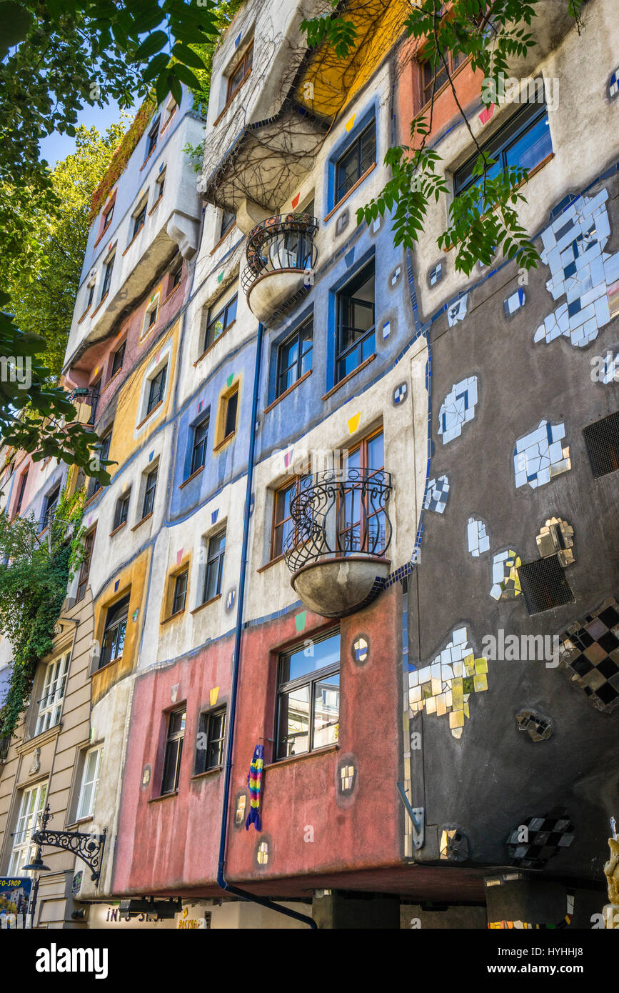 Austria, Vienna Landstraße distretto, vista l'Hundertwasserhaus, un alloggiamento pubblico appartamento edificio con piani ondulati, thas è diventato un ex Foto Stock